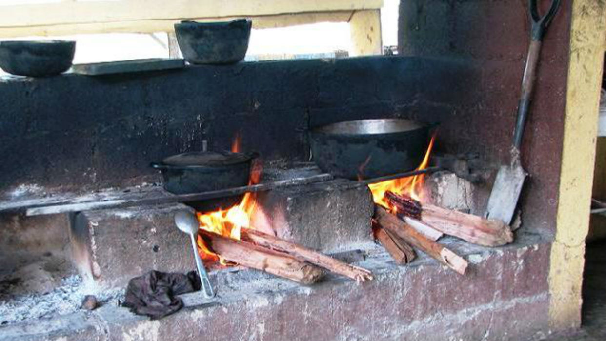En el Zulia cocinan en leña por falta de gas y electricidad