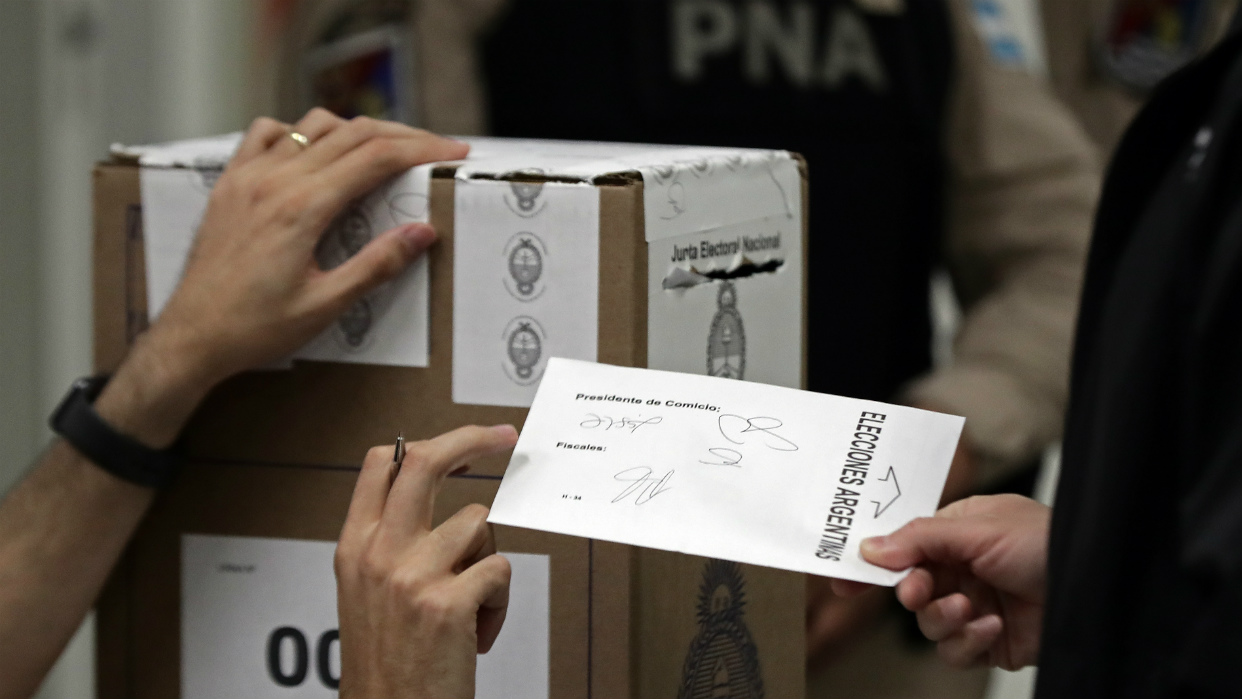 Argentina vota en presidenciales con el peronismo favorito para