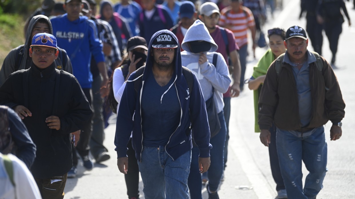 Un grupo de migrantes salvadoreños comienza su viaje hacia los Estados Unidos