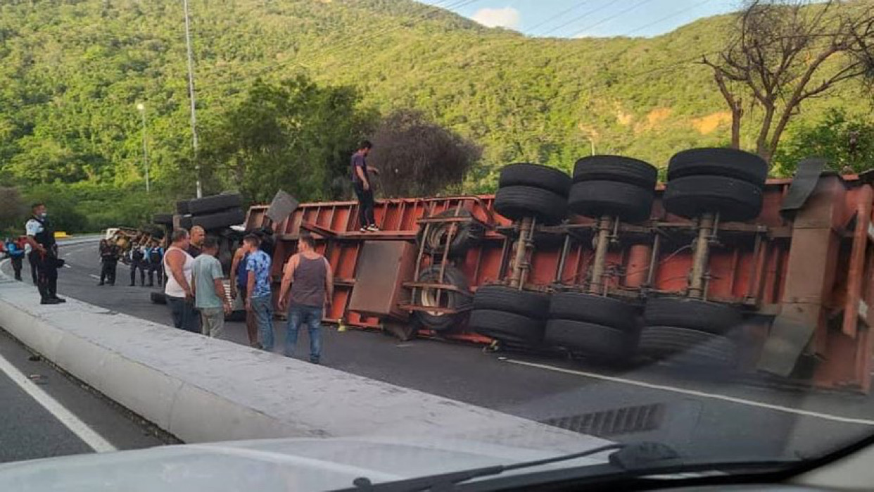 Volcamiento De Dos Gandolas En La Autopista Caracas La Guaira