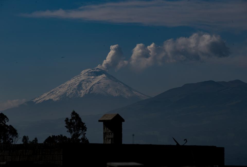 Ecuador Volcán Cotopaxi registra señal sísmica mientras emite ceniza