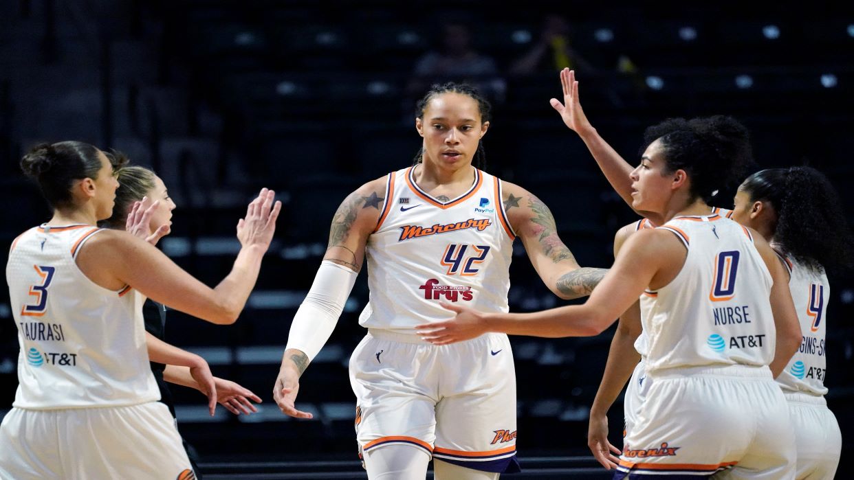 La Estrella Del B Squet Brittney Griner Est De Vuelta Con Las Mercury