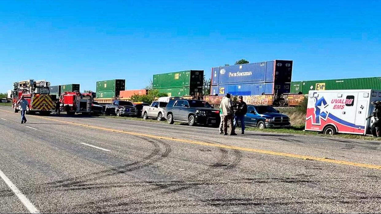 Hallan dos migrantes muertos y 10 encerrados en el vagón de un tren en