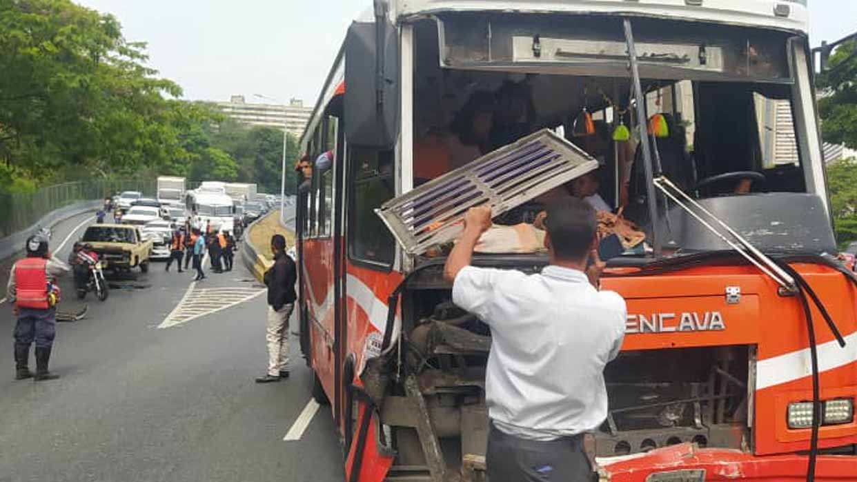 Accidente múltiple de seis vehículos en autopista Gran Cacique