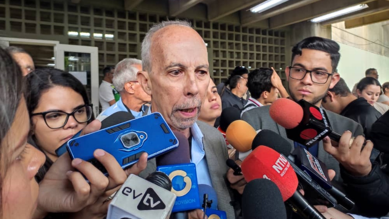 Candidato para la rectoría de la UCV Víctor Rago ejerció su voto