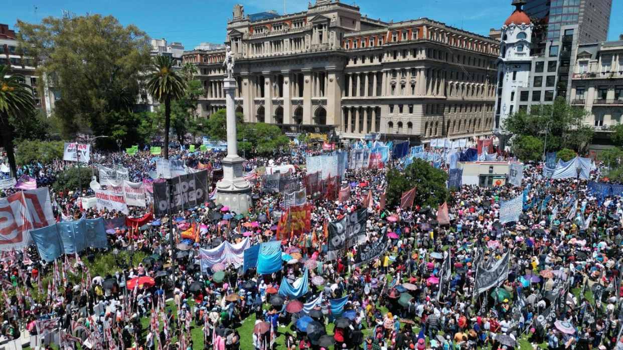 Miles Protestan En Buenos Aires Contra El Megadecreto De Milei