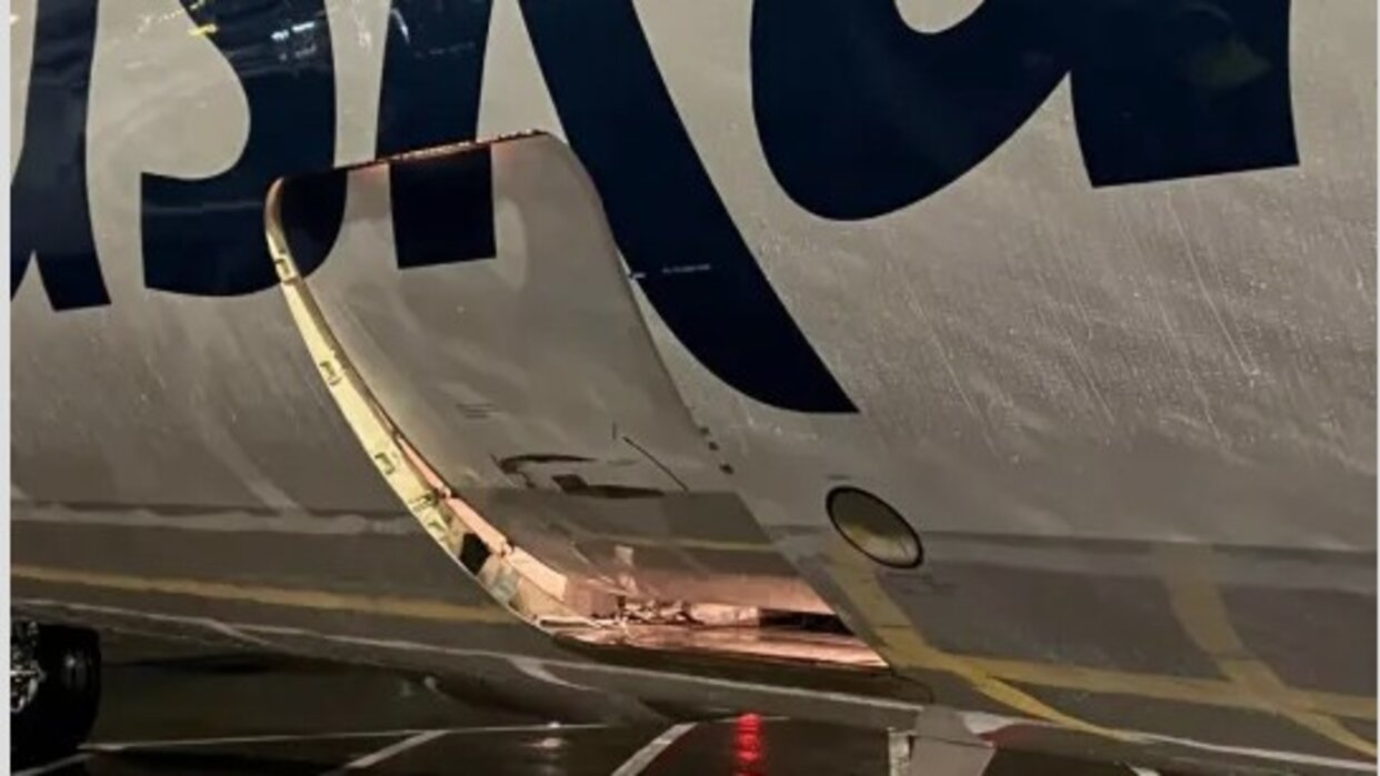 Un Boeing 737 de Alaska Airlines aterrizó con la puerta de carga abierta