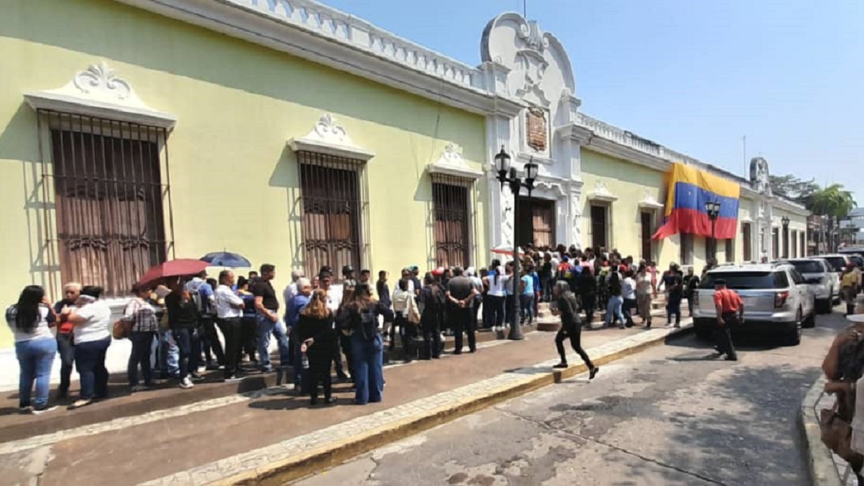 Colas En La Casa Del Alba Para Rendir Tributo Al Maestro Hugo De Los