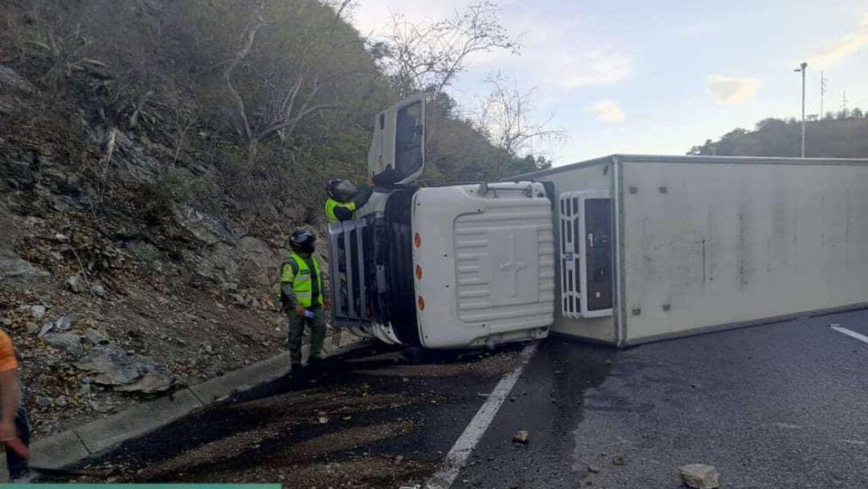 Volcamiento de camión en autopista Caracas La Guaira genera retraso