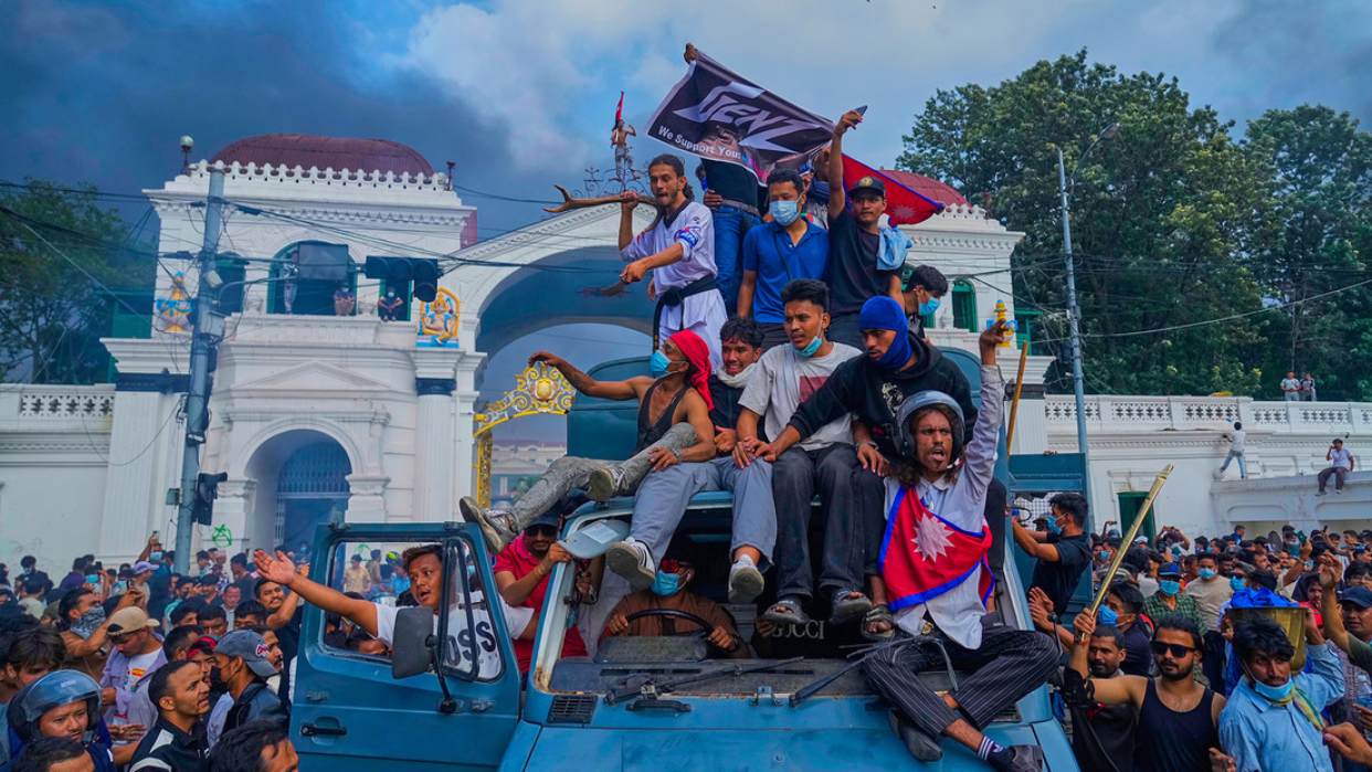 Violencia mortífera y vandalismo: cómo la generación Z derrocó al Gobierno de Nepal (+Videos)