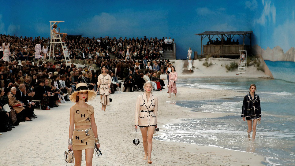 Karl Lagerfeld rejuvenece a Chanel con su apuesta m s playera