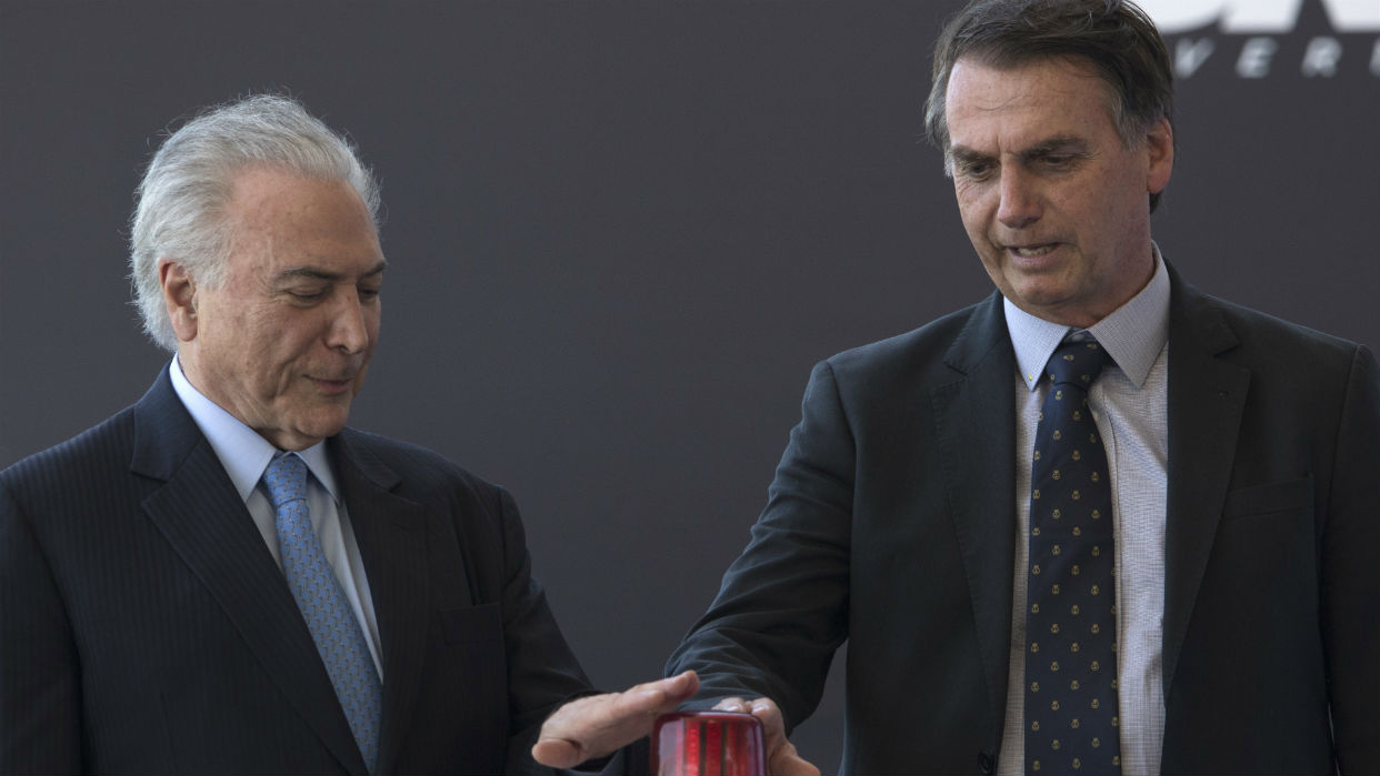 La pena de muerte enfrenta a Jair Bolsonaro y a su hijo Eduardo en Brasil
