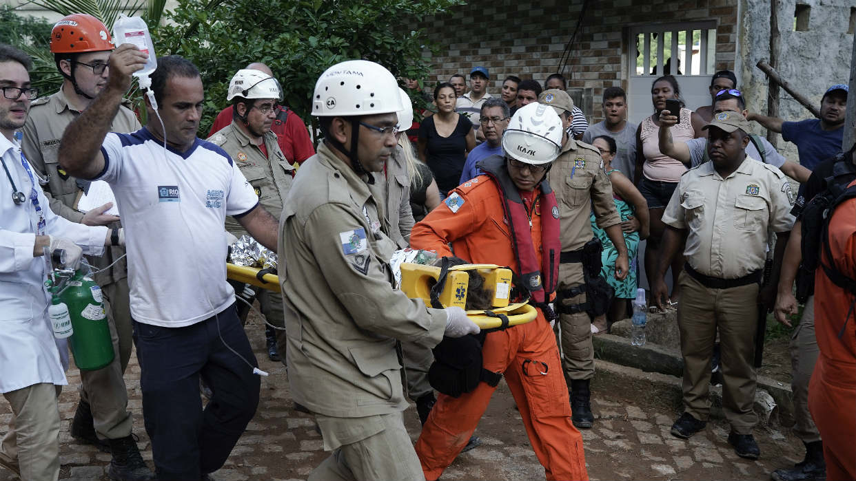 Siete muertos y 17 desaparecidos tras derrumbe de edificios en Rio