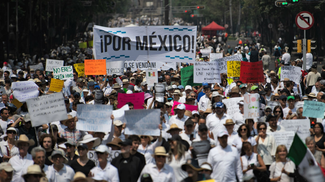 Protesta contra López Obrador reúne a unos cientos de personas en