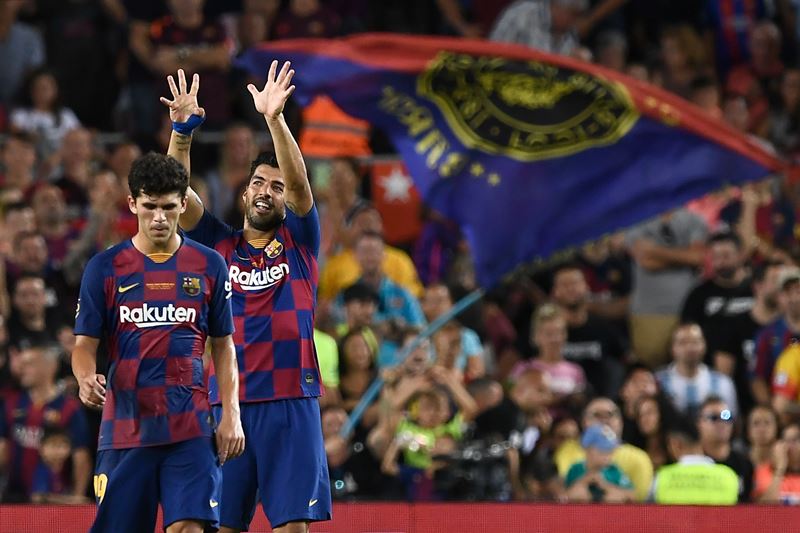 Luis Suárez le da el trofeo Joan Gamper al Barcelona Luis Suárez le da el trofeo Joan Gamper al Barcelona