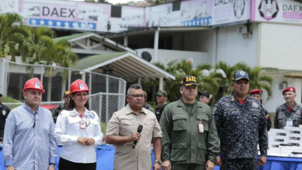 Reverol firmó convenio con la DAEX para desarmar a los grupos delictivos
