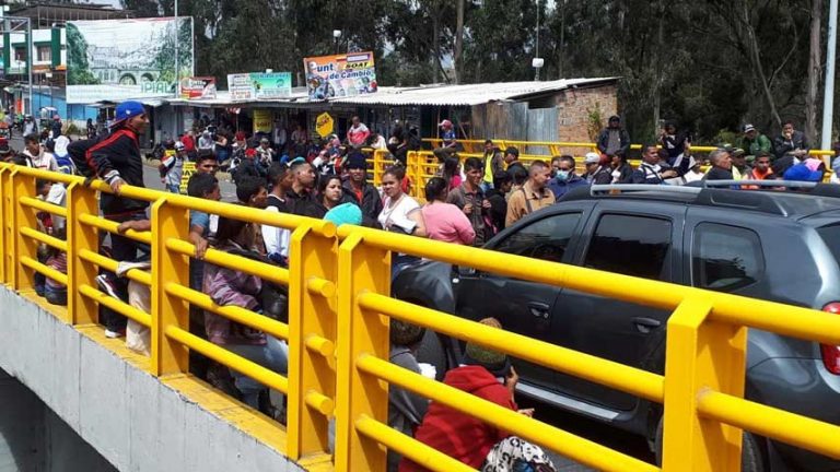 Venezolanos protestan en la frontera entre Colombia y Ecuador