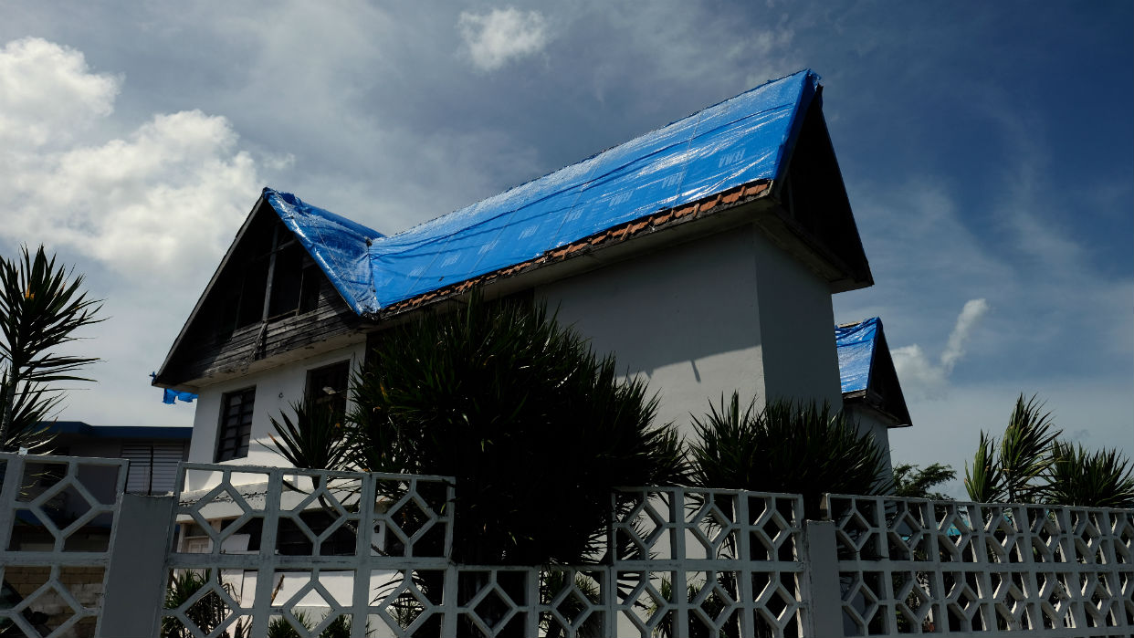 Las casas sin techo son un estrago del huracán María que persiste en Puerto  Rico