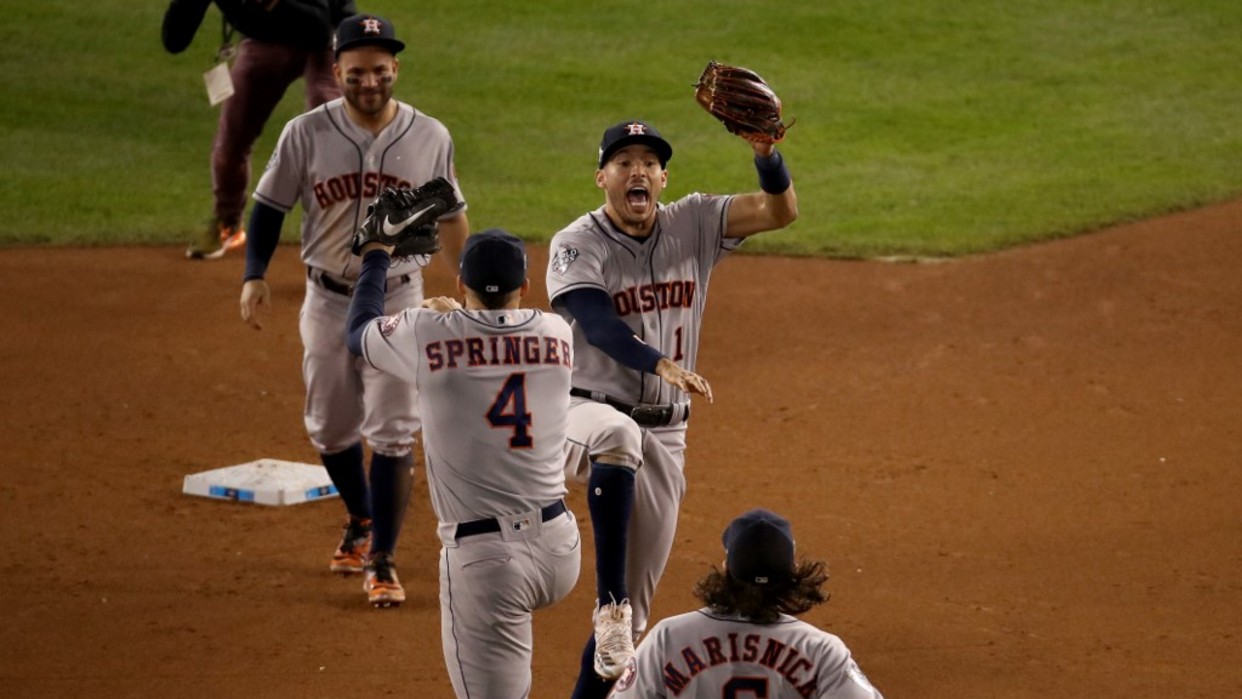 Astros remontan en el noveno y se ponen a uno de la Serie Mundial