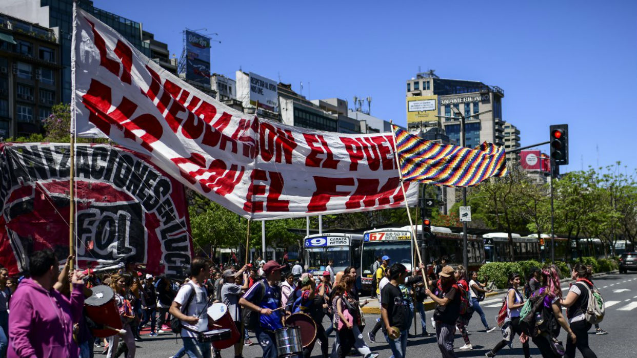Movimientos sociales se manifiestan contra el FMI en Argentina