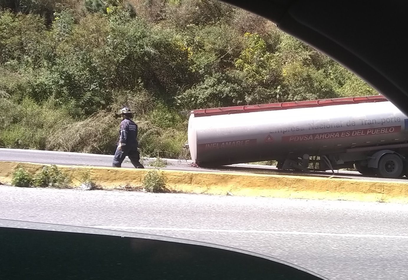 Cerrada autopista regional del centro por derrame de combustible