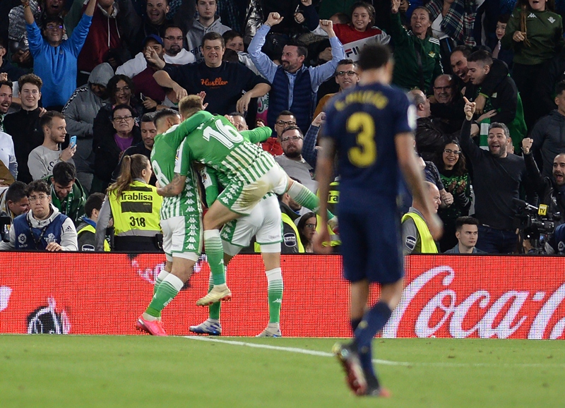 Real Madrid pierde con el Betis y cede la vanguardia al Barcelona