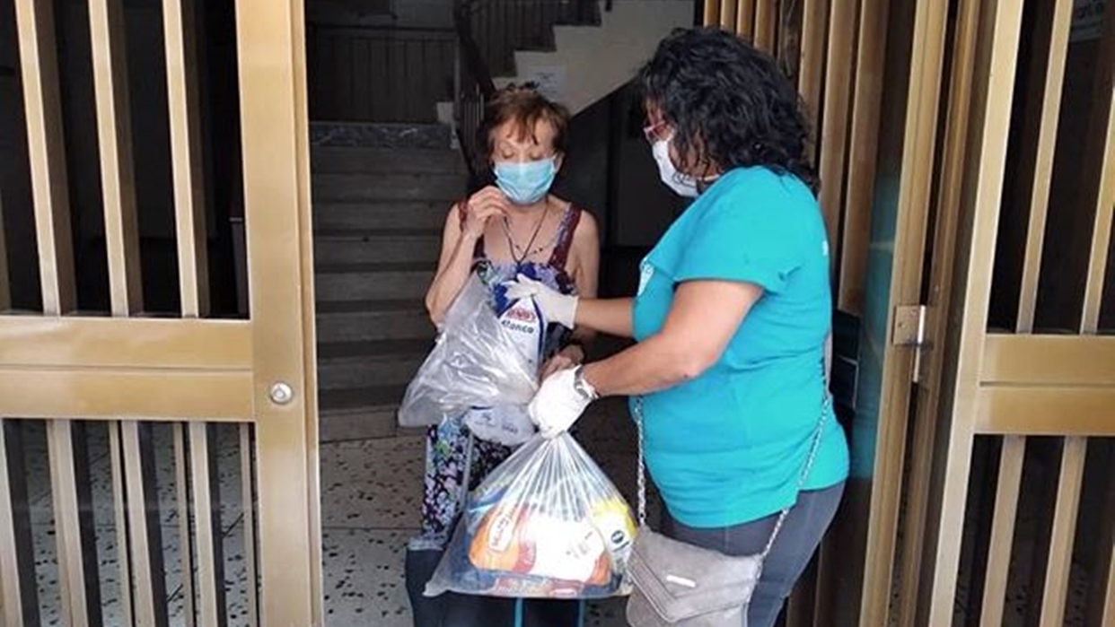 Entregan bolsas de alimentos a los vecinos más vulnerables en Chacao