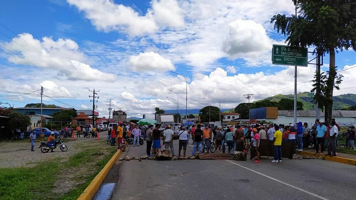 Cierran la Troncal 5 en protesta por falta de gasolina en Barinas