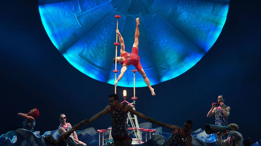 El legendario Cirque du Soleil camina sobre la cuerda floja
