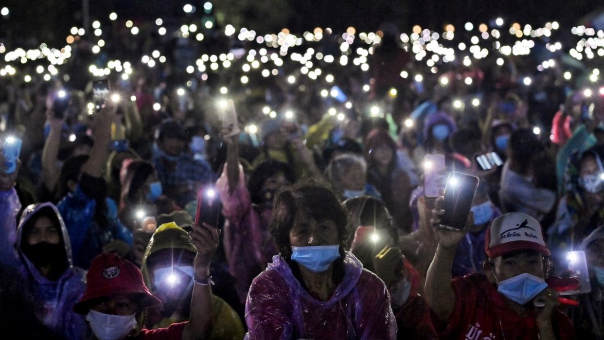 Miles de manifestantes se movilizan en las calles de Bangkok contra el ...