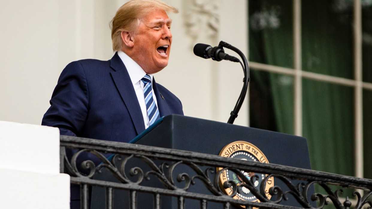 "Me siento genial", dice Trump a seguidores desde balcón de la Casa Blanca