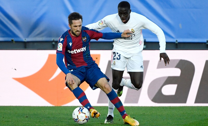El Real Madrid ve alejarse el título de la Liga española al caer ante ...