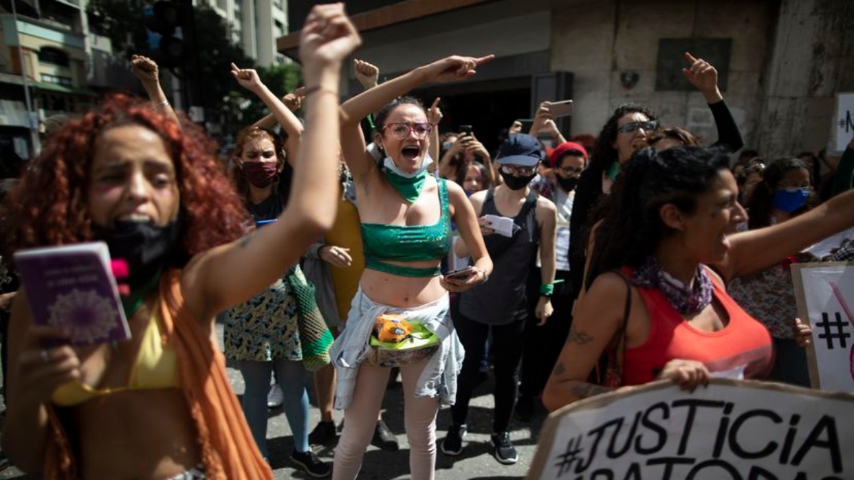 Una ola de denuncias de abuso y acoso sexual descubre la herida del Me