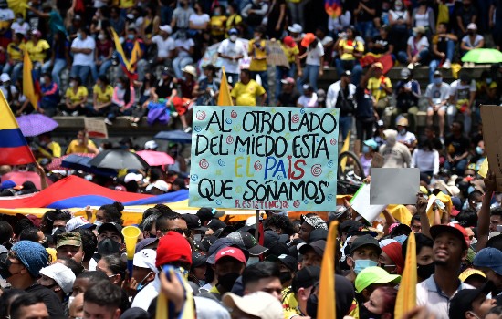 Al menos 19 muertos y 800 heridos en cinco días de disturbios en Colombia
