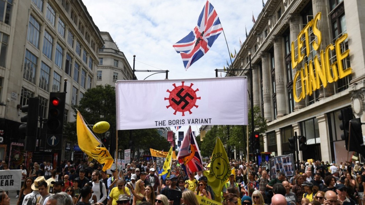 Manifestantes que denuncian las medidas anticovid, en el centro de Londres