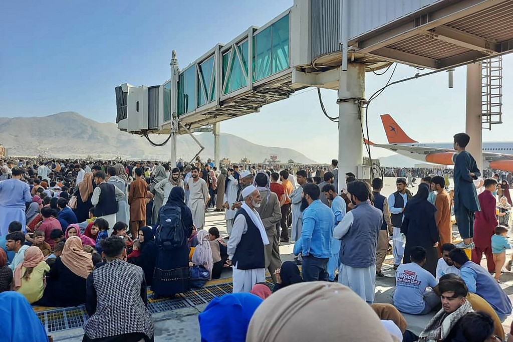 Vuelos militares y civiles suspendidos en el aeropuerto de Kabul