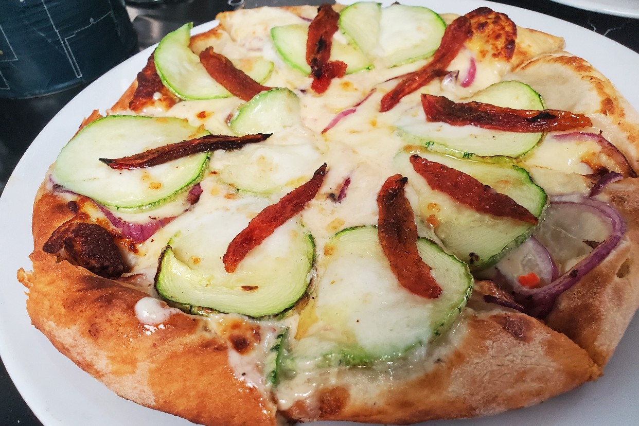 Celebrando diez años de sabor con la auténtica pizza de Nueva York