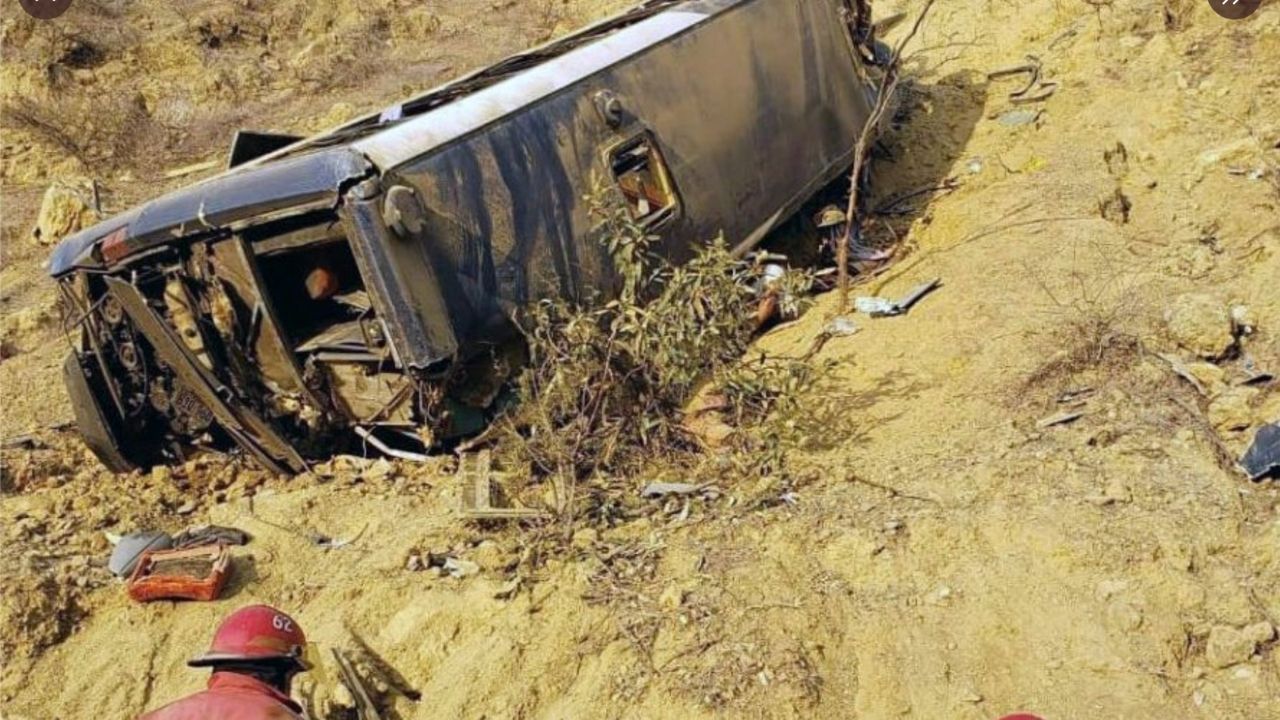 Al menos 26 muertos al caer autobús al abismo de ruta en Perú