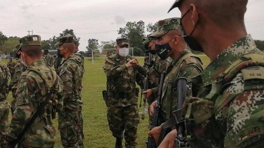 Un militar muerto y tres heridos en ataques contra bases del ejército colombiano