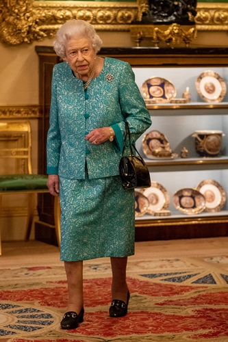 La reina Isabel II se encuentra bien y animada