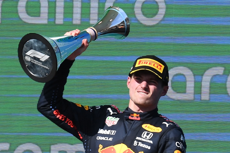 Verstappen levantó el trofeo de ganador en Austin/AFP