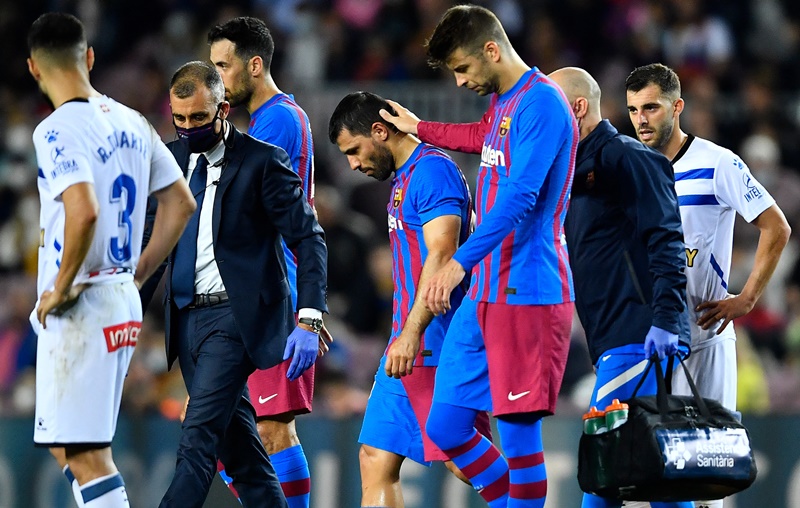 El jugador argentino fue evacuado del campo por los médicos del club/AFP