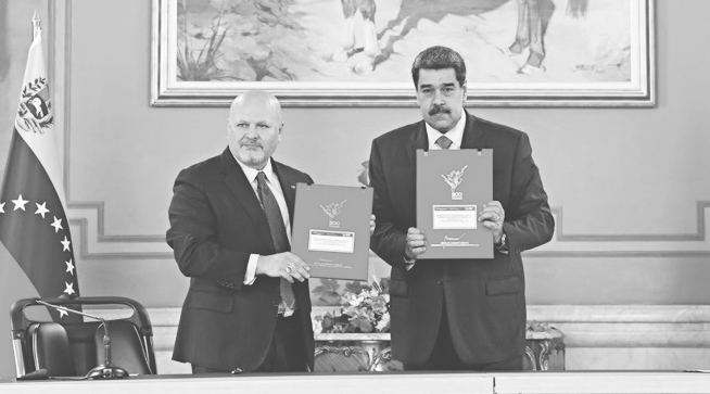El fiscal y Maduro firmaron el documento. CORTESÍA