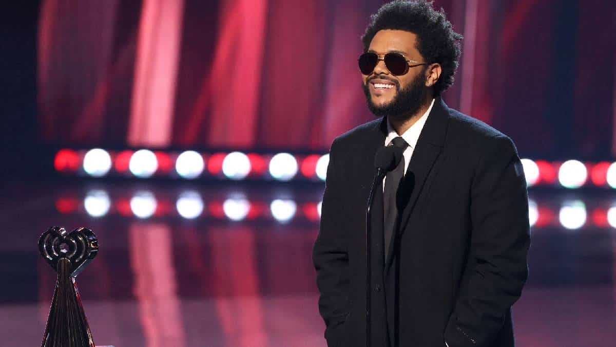 The Weeknd Rinde Homenaje A La Radio Fm Con La Complicidad De Jim Carrey 5588