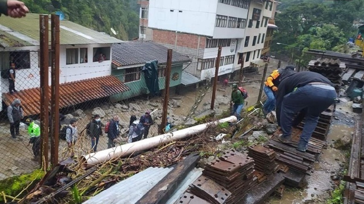 Inundaciones destruyen vías férreas e interrumpen el acceso a Machu Picchu, en Perú
