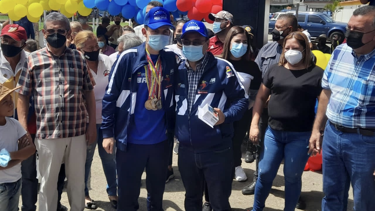 Gobernación de Barinas entregó incentivos a medallistas de los juegos