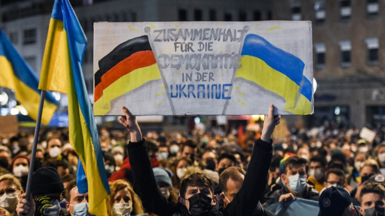 Personas protestan contra la invasión rusa en Ucrania