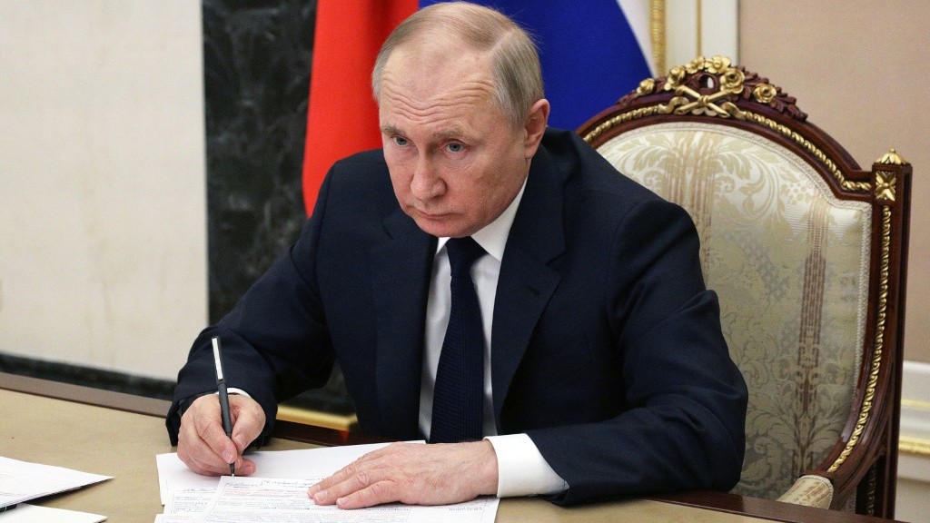 Putin asegura que Rusia mantiene todas sus exportaciones energéticas, incluidas las que transitan po