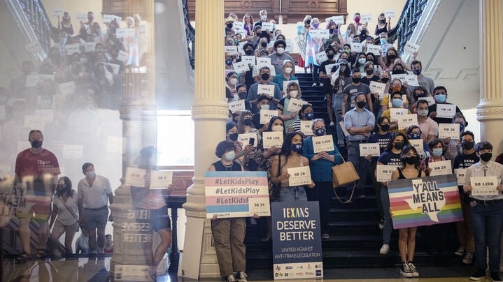 Los partidarios de los derechos LGBTQ se reúnen en el Capitolio del Estado de Texas