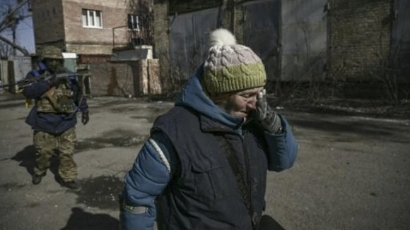 Una mujer llora al ser evacuada de la ciudad de Irpin, al norte de Kiev